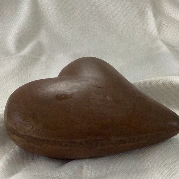 Brown heart decoration or paperweight - Picture 5 of 6